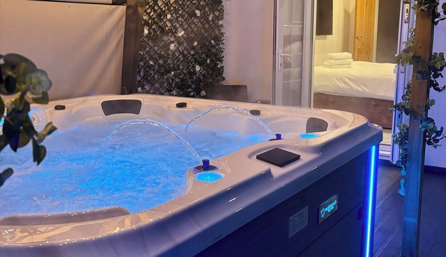 Lethbridge Villa 49 3-bedroom Apartment with Private HOT TUB, Fibre WiFi