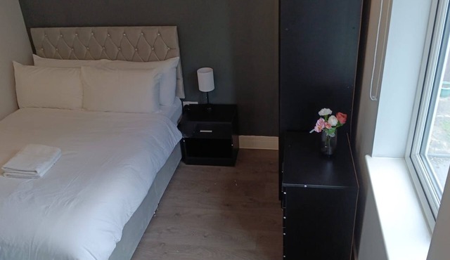 Letzi private en-suite Room, Near Wembley stadium