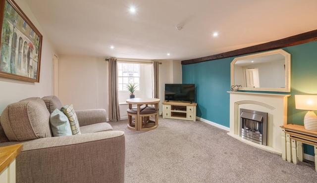 Library View Apartment - Grade II Listed town centre apartment with parking