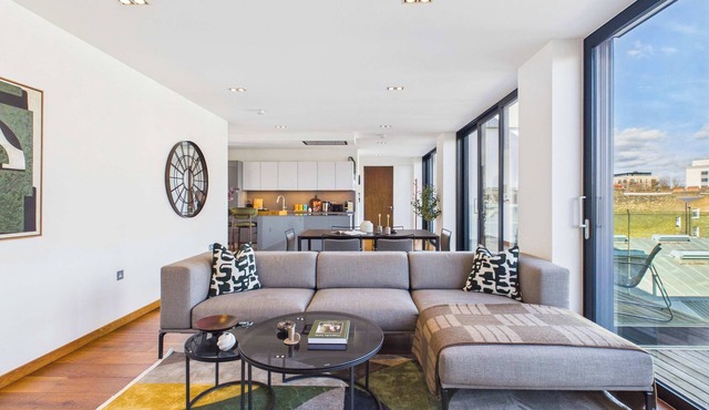 Light-filled Camden Town Balcony Apartment
