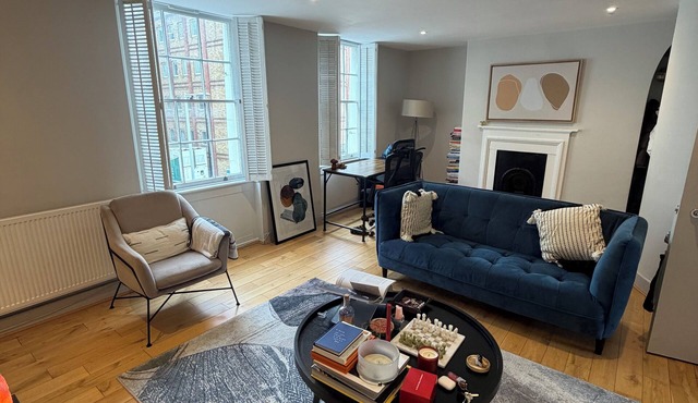 Light filled Chelsea home off the King's Road, spacious and airy across 2 floors