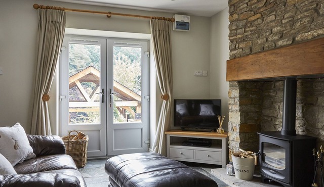 LILLY COTTAGE, character holiday cottage, with hot tub in Whitecroft