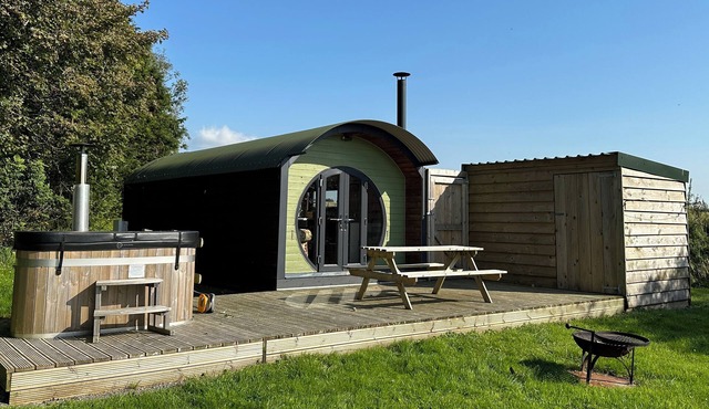 LIME KILN, romantic, with hot tub in Blagdon