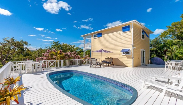 Liney's Lookout - Private Oasis with Pool and Sea Views in Buttonwood Bay