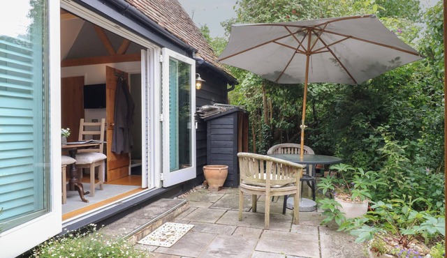 LITTLE BARN, romantic, with a garden in Orwell