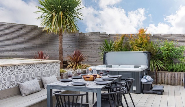 Little Beach House by Bloom Stays - a holiday let that sleeps 8 guests in 3 bedrooms