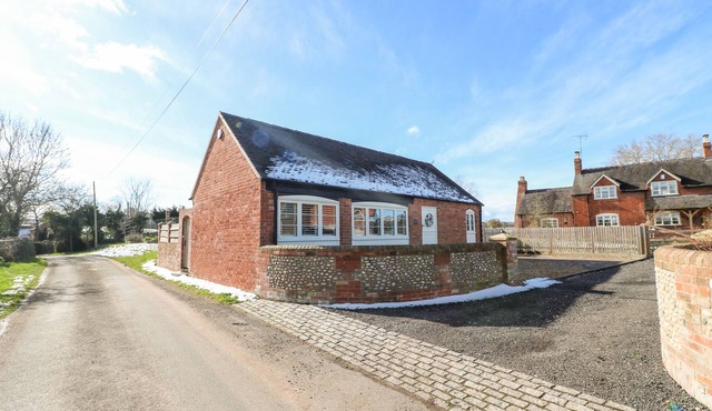 LITTLE GEM, family friendly, with hot tub in Marchington