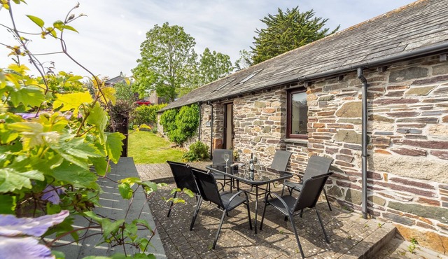 Little Gull is a beautiful barn conversion nestled in the heart of Roserrow.