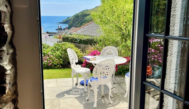 Little Gwyn. 3 min walk to Beach! Gorgeous views out to sea.