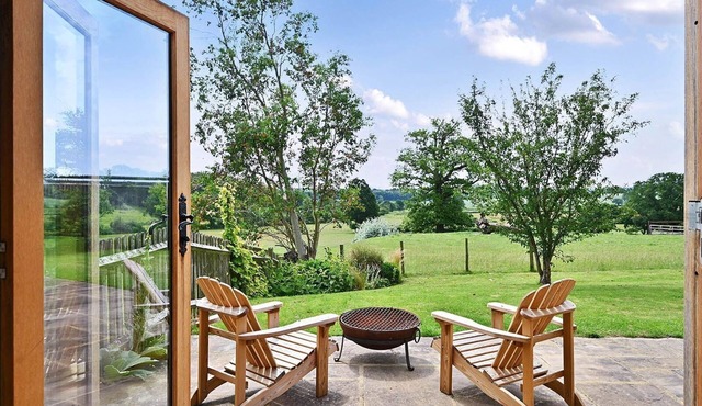 Little Hare Oast - large home for smaller groups with amazing views