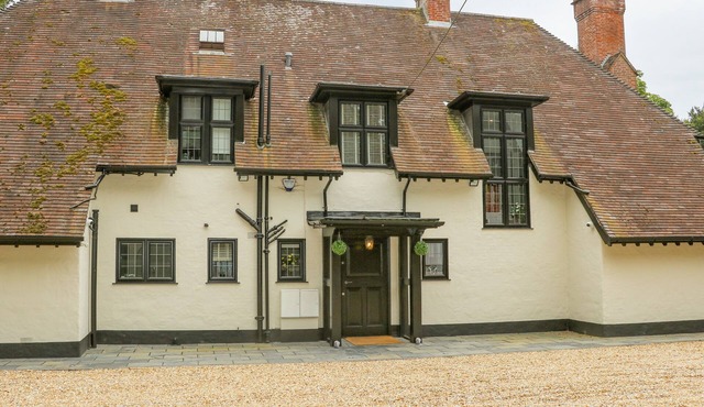LITTLE PICKET, pet friendly, luxury holiday cottage in Ringwood