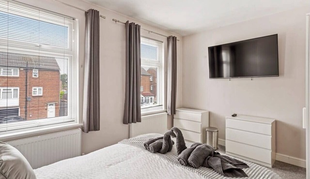 Livestay 3Bedroom House in Belvedere with Garden