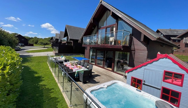 Lodge 27, Retallack Resort & Spa (Sleeps 12) - Dogs accepted, Pool, Hot tub