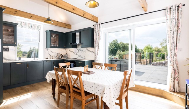 Lodge Cottage - Farm Estate with Private Lake & Reservoir