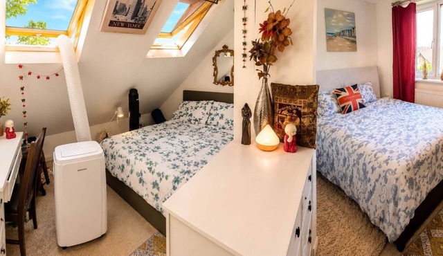 Loft Spa Sleeps 4 | Heathrow & Wembley Stadium & London