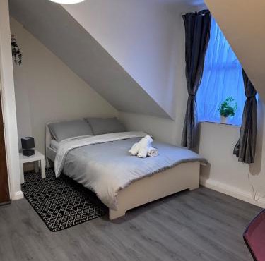 Loft Studio with Private Ensuite Bathroom and Kitchenette