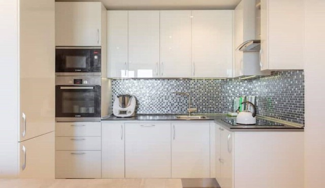 London 2 bed Apartment 30 Mins from The City | Near Station, Parking & WIFI