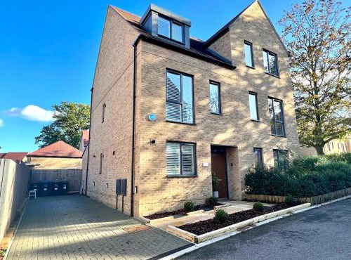 London 4-Bed in Coulsdon, 20 mins Gatwick, Parking
