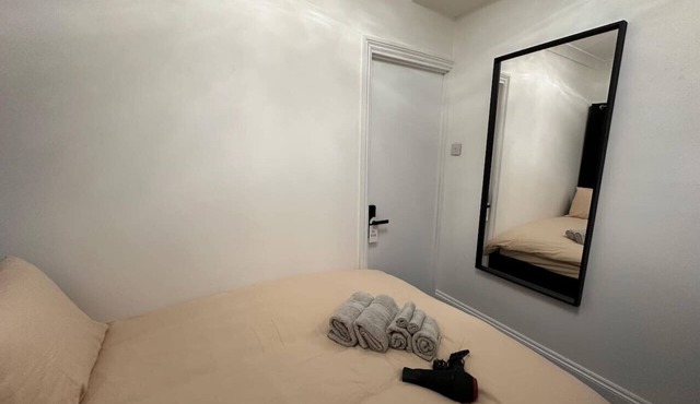 London Borough 5 min walk