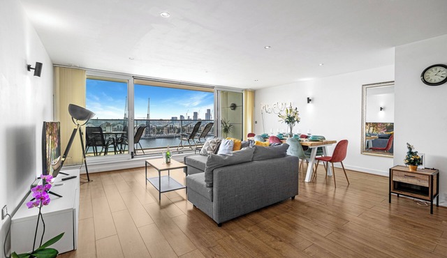 LONDON EXCEL MARINA DELIGHT- Chic 2-Bedroom with Panoramic Water View.