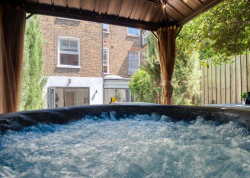 London Queen's Park - hot tub, cinema, games