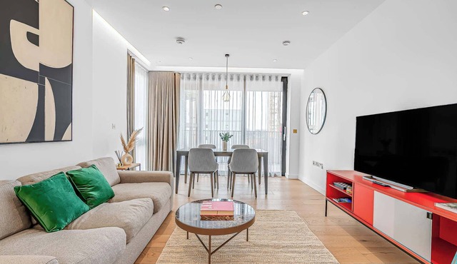 London's Glam 3-Bedroom Condo Escape