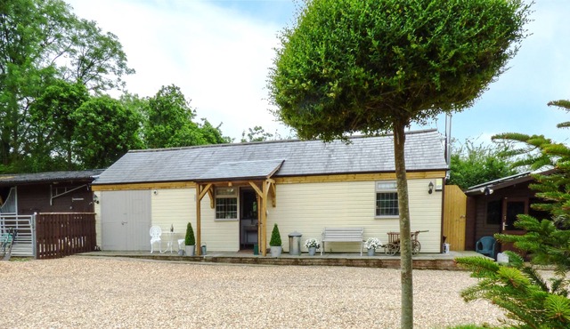 LONGHOUSE LODGE, romantic, with open fire in Mannington