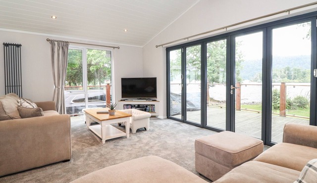 Loubi's Lakeside Lodge