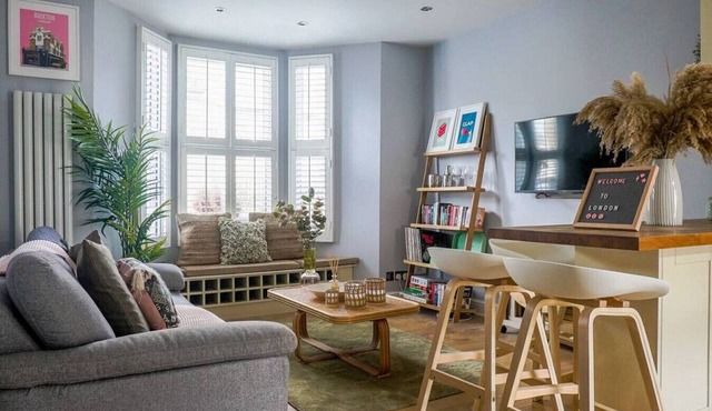 Lovely 2 bed ground floor apartment + huge garden