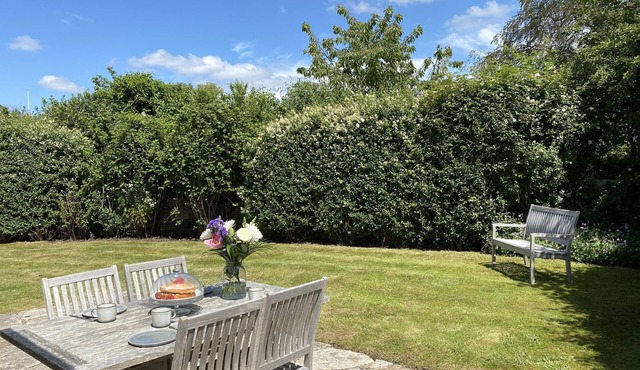 * LOVELY 2 BEDROOM COTTAGE, GREAT LOCATION *
