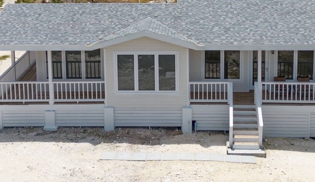 Lovely 2-bedroom cottage with sea views located in Exuma, Bahamas