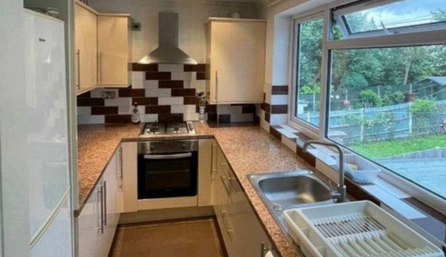 Lovely 4-Bed Apartment in Harrow