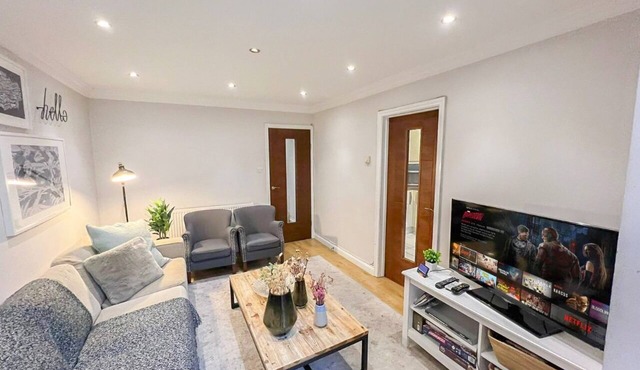 Lovely 4-BedRm Kilburn Flat w/Garden & Parking near Hampstead Heath, Abbey Road