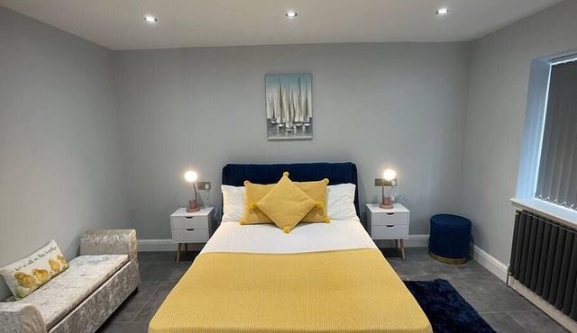Lovely 4 bedroom House-Sleeps 8 - Free Parking