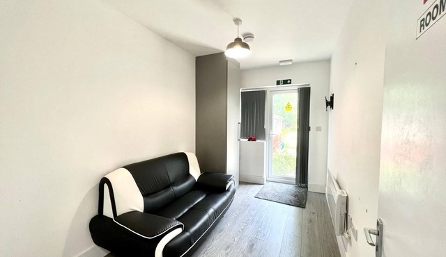 Lovely 5 Bed House + Parking+ Wifi +Close Heathrow