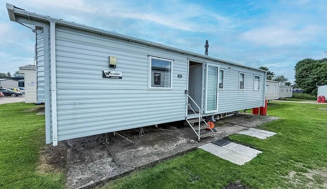 Lovely 8 berth caravan at Broadland Sands Holiday Park in Suffolk ref 20016BS