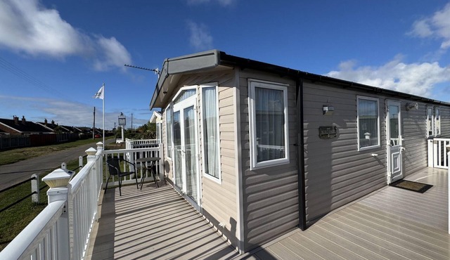 Lovely 8 berth caravan with large decking area in Caister, Norfolk ref 65055EB