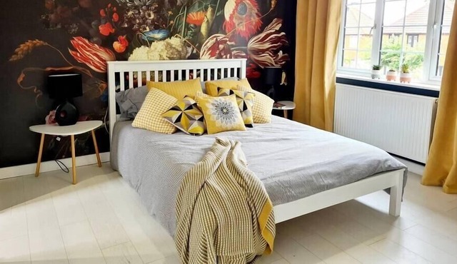 Lovely and Spacious Family House with Garden
