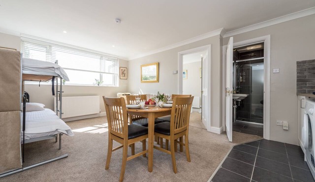 Lovely apartment-12 minutes tube from Central London,sleeps 6,parking on street