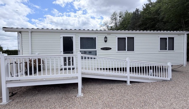 Lovely caravan with decking at Stonham Barns Holiday Park ref 82150SB