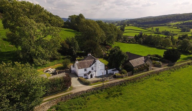 LOW CARTMELL FOLD, pet friendly, character holiday cottage in Kendal