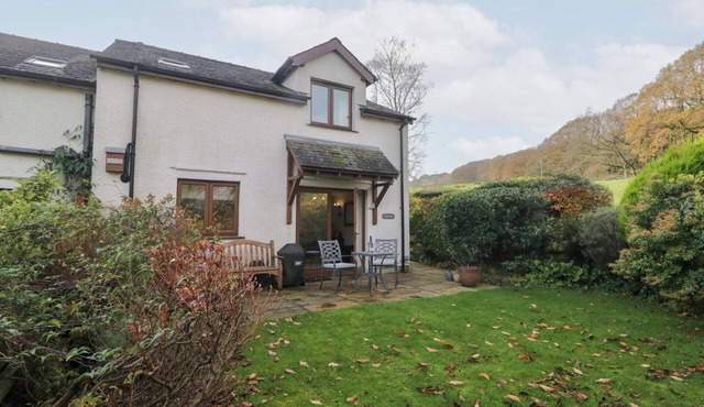 LOW DOW CRAG, romantic, character holiday cottage in Coniston