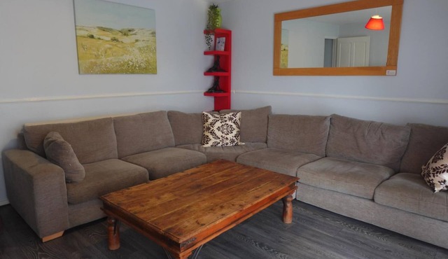 -LU5 Chelsea House - Huku Kwetu (Dunstable)