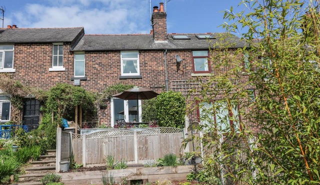 LUCKY COTTAGE, luxury holiday cottage, with open fire in Foxt