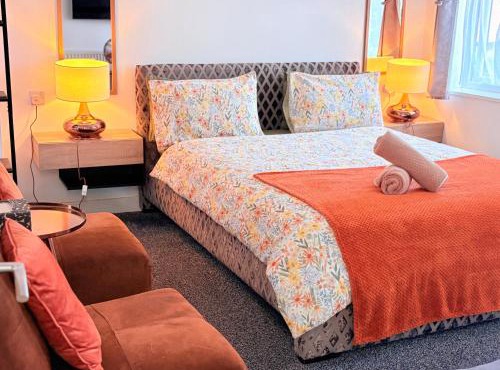 Luton Lodge - Ideal for Short Stay , 5 mints Drive to Luton Airport , Train Station, Town Centre , Free Street Parking
