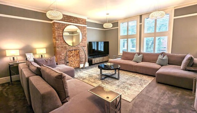 Lux 2 Bed Apartment, 2 Parking spaces, 1 minute to Metrolink