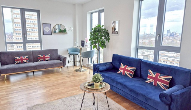 Lux 3-Bedroom Battersea Penthouse w/ 3 Private Balconies near Clapham, Nine Elms