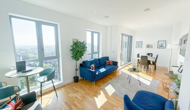Lux 3-Bedroom Penthouse in Battersea with 3 Private Balconies near Clapham , Nine Elms by Staylio London