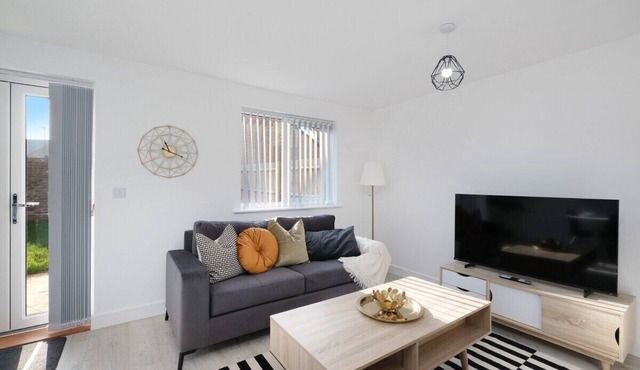 Luxaura 5 Bedroom 3 Bath Service House w/Parking