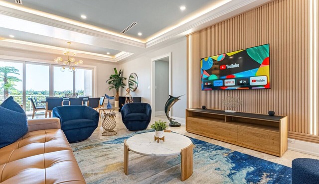 Luxe 3 BR: Beachfront Suite Next to Baha Mar